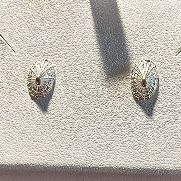 Vintage Sterling Silver "Hat" Stud Earrings from Vietnam - Picture 3 of 5